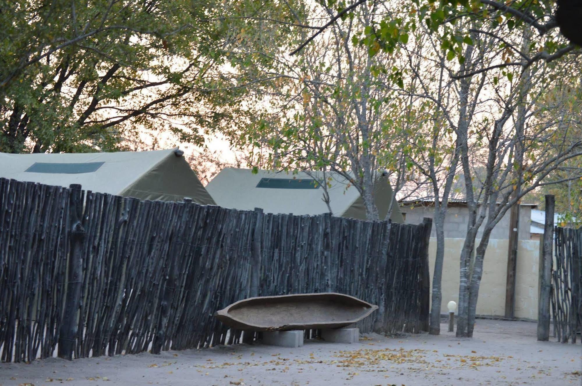 Motsebe Backpackers Hotel Maun Exterior foto